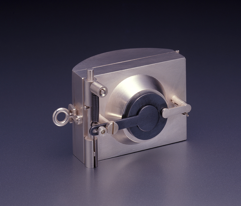 Hyun-Seok Sim, Panoramic Camera (pendant), 2000: 20k gold, sterling silver, steel, plastic, 2 1/2 x 1 3/4 x 1 5/8 in. (6.3 x 4.3 x 4.2 cm), Collection of the artist, Photo credit: Gwang-chun Park